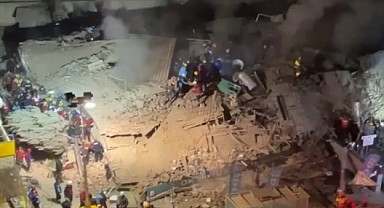 KONYA'DA ÇÖKEN BİNADA 5 KİŞİ ENKAZ ALTINDA