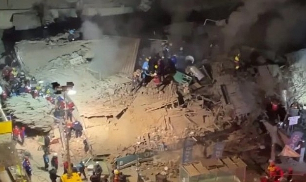 KONYA'DA ÇÖKEN BİNADA 5 KİŞİ ENKAZ ALTINDA