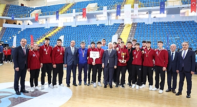 TRABZON'DA OKUL SPORLARINDA BİRİNCİ OLANLAR ÖDÜLLENDİRİLDİ