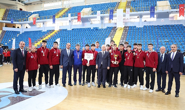 TRABZON'DA OKUL SPORLARINDA BİRİNCİ OLANLAR ÖDÜLLENDİRİLDİ