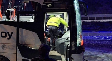 YOLCU OTOBÜSÜ İSTİNAT DUVARINA ÇARPTI: 14 YARALI 