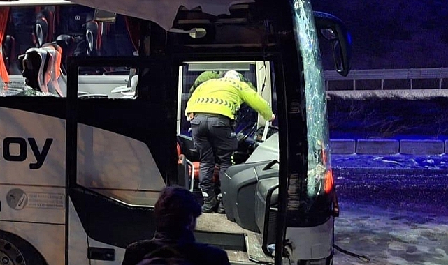 YOLCU OTOBÜSÜ İSTİNAT DUVARINA ÇARPTI: 14 YARALI