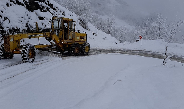 AKÇAABAT'TA KAR TİMİ İŞBAŞINDA