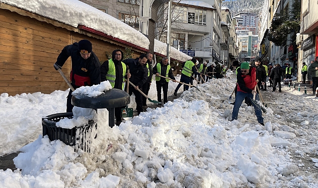ARTVİN'DE BELEDİYE-VATANDAŞ DAYANIŞMASI: BİRLİKTE KARLARI TEMİZLEDİLER
