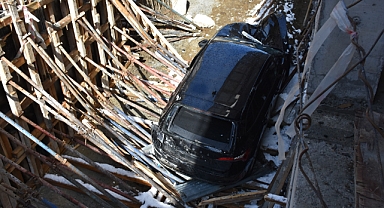 BEŞİRLİ'DE FECİ KAZA: OTOMOBİL İNŞAAT TEMELİNE UÇTU!