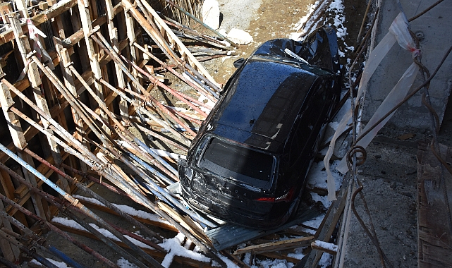 BEŞİRLİ'DE FECİ KAZA: OTOMOBİL İNŞAAT TEMELİNE UÇTU!