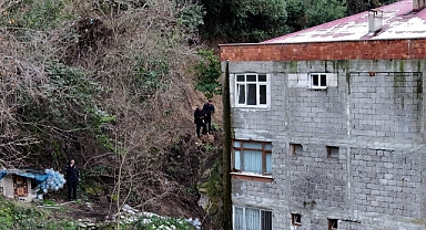 KAYA PARÇALARI 4 KATLI BİNANIN ÜZERİNE DÜŞTÜ