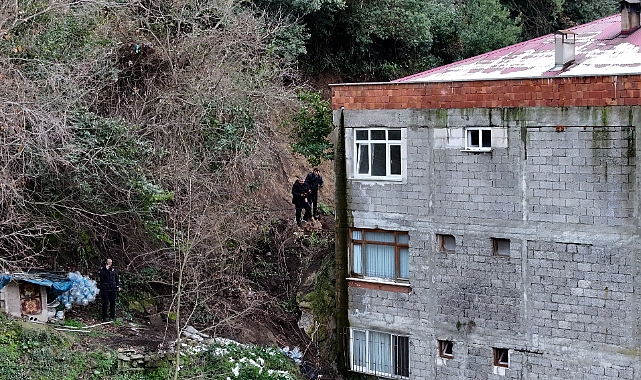 KAYA PARÇALARI 4 KATLI BİNANIN ÜZERİNE DÜŞTÜ
