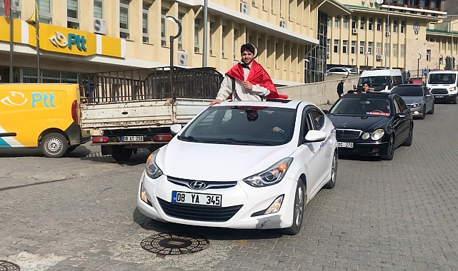 ŞAMPİYON GÜREŞÇİYE COŞKULU KARŞILAMA