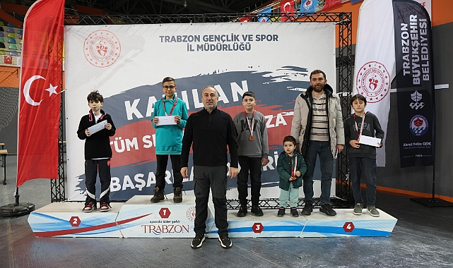 SATRANÇ TURNUVASI’NDA DERECEYE GİRENLER ÖDÜLLENİ ALDI