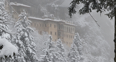 SÜMELA BEYAZ GELİNLİĞİ GİYDİ