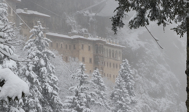 SÜMELA BEYAZ GELİNLİĞİ GİYDİ