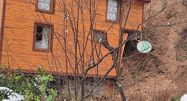 SÜRMENE'DE HEYELAN FACİASI: 2 KİŞİ EVDE MAHSUR KALDI