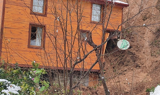 SÜRMENE'DE HEYELAN FACİASI: 2 KİŞİ EVDE MAHSUR KALDI