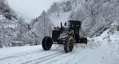 TRABZON'DA BEYAZ ESARET... KAR YOLLARI TIKADI