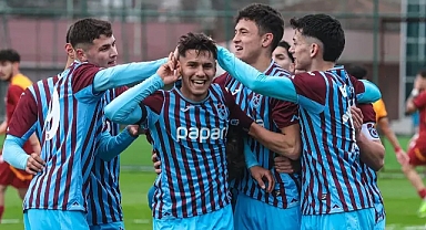 TRABZONSPOR'UN GENÇLERİ GALATASARAY'I DAĞITTI 