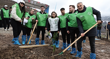 AÇÜ'LÜ ÖĞRENCİLER FİDANLARI TOPRAKLA BULUŞTURDU