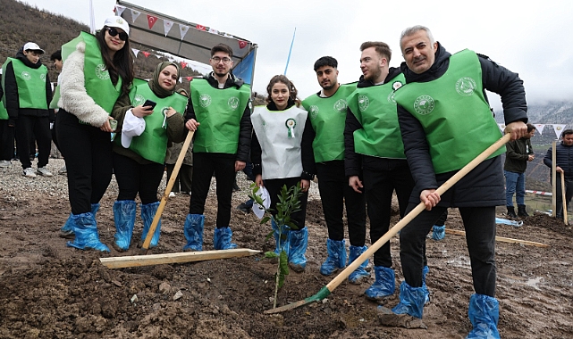 AÇÜ'LÜ ÖĞRENCİLER FİDANLARI TOPRAKLA BULUŞTURDU