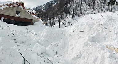 ARTVİN'DE KORKUTAN ÇIĞ: İŞ MAKİNELERİ ÇIĞ ALTINDA KALDI