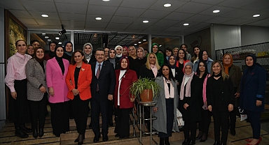 BAŞKAN GENÇ AK KADINLARLA İFTARDA BULUŞTU