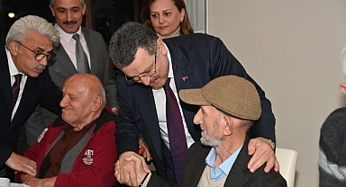 BAŞKAN GENÇ HUZUREVİ SAKİNLERİYLE İFTARDA BULUŞTU