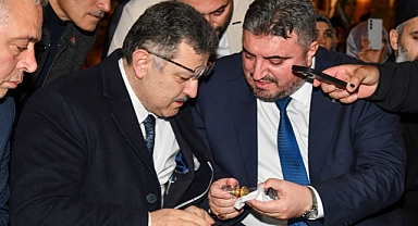 BAŞKAN GENÇ KADİR GECESİNDE SAKAL-I ŞERİF ZİYARETİNE KATILDI