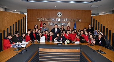 BAŞKAN GENÇ MİNİK ÖĞRENCİLERLE BULUŞTU