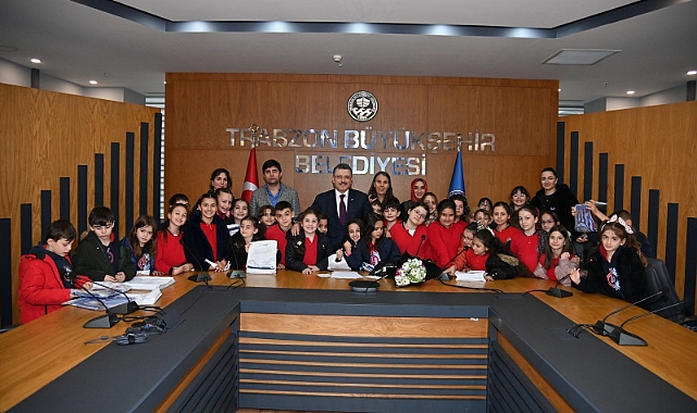 BAŞKAN GENÇ MİNİK ÖĞRENCİLERLE BULUŞTU