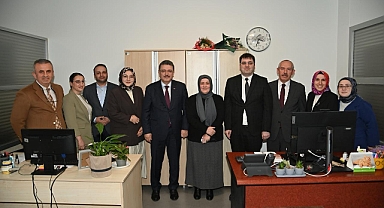 BAŞKAN GENÇ’TEN KADIN PERSONELE ANLAMLI JEST