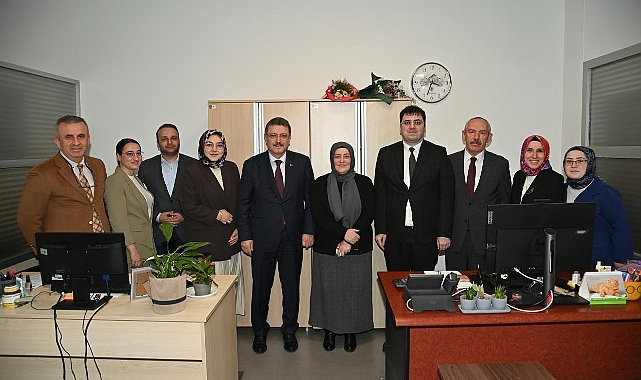 BAŞKAN GENÇ’TEN KADIN PERSONELE ANLAMLI JEST