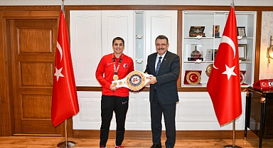 GENÇ'TEN BUSENAZ'A ÖVGÜ: TÜRK'ÜN GÜCÜNÜ TÜM DÜNYAYA GÖSTERDİN