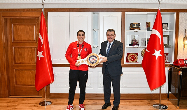 GENÇ'TEN BUSENAZ'A ÖVGÜ: TÜRK'ÜN GÜCÜNÜ TÜM DÜNYAYA GÖSTERDİN