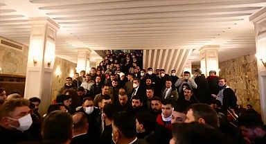 SARAÇHANE'DE GÖSTERİ YAPAN GRUP İBB'NİN CAMLARINI KIRIP İÇERİ GİRDİ!