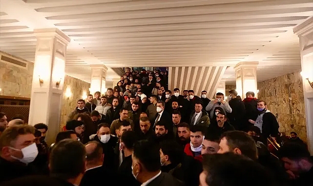 SARAÇHANE'DE GÖSTERİ YAPAN GRUP İBB'NİN CAMLARINI KIRIP İÇERİ GİRDİ!