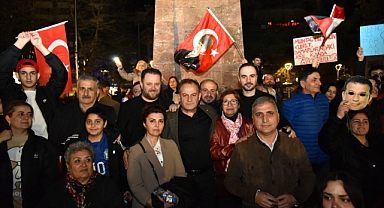 TRABZON'DA YÜZLERCE VATANDAŞ İMAMOĞLU İÇİN YÜRÜDÜ