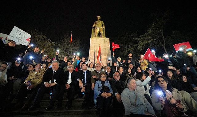 TRABZON MEYDANI'NDA 'İMAMOĞLU'NA ÖZGÜRLÜK' SLOGANLARI YANKILANDI