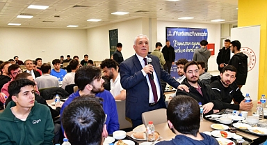 VALİ YILDIRIM SAHURDA ÖĞRENCİLERLE BULUŞTU