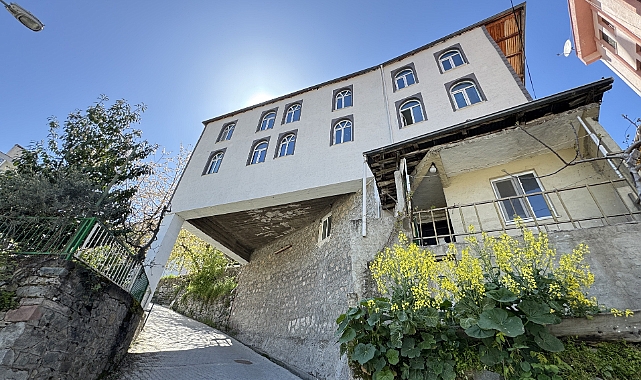 ARTVİN'DE BİR GARİP İŞ... ÜSTÜ CAMİ ALTI YOL!