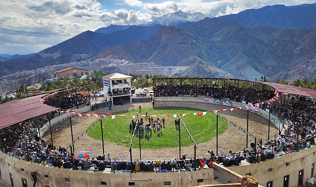 AZGIN BOĞA SAHİBİNİ YARALADI