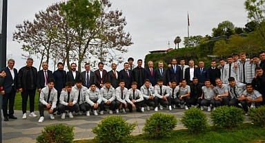 BAŞKAN GENÇ'TEN U19 TAKIMINA TATİL SÖZÜ 