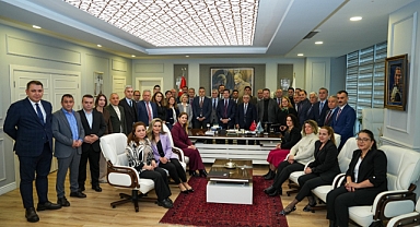 BAŞKAN KAYA’YA SÜRPRİZ DOĞUM GÜNÜ KUTLAMASI