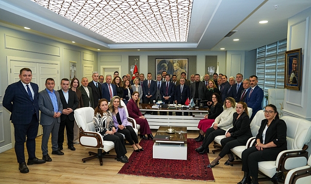 BAŞKAN KAYA’YA SÜRPRİZ DOĞUM GÜNÜ KUTLAMASI