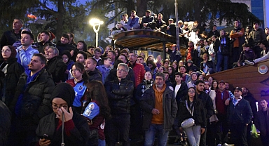 BORDO-MAVİLİ TARAFTARLAR DEV FİNALİ DEV EKRANDAN TAKİP ETTİ