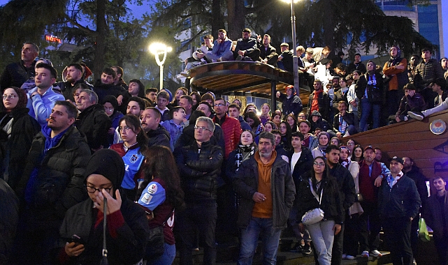 BORDO-MAVİLİ TARAFTARLAR DEV FİNALİ DEV EKRANDAN TAKİP ETTİ