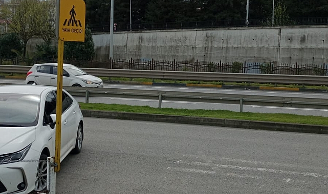 BU İŞTE BİR TERSLİK VAR... YAYA GEÇİDİNE BARİYER ENGELİ!