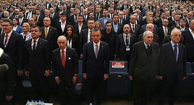 CHP'DE OLAĞANÜSTÜ KURULTAY BAŞLADI... O İSİM ADAYLIKTAN ÇEKİLDİ