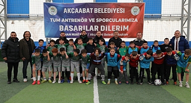 ÇOCUKLAR FUTBOL TURNUVASI İÇİN SAHADA