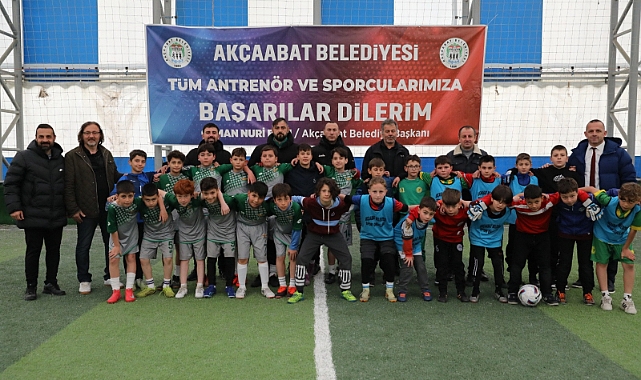 ÇOCUKLAR FUTBOL TURNUVASI İÇİN SAHADA