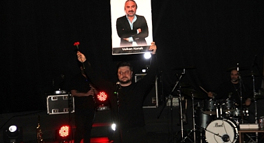 EKİN UZUNLAR'DAN MUHTEŞEM KONSER... GÖZYAŞLARI SEL OLUP AKTI