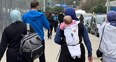 ELİ ÖPÜLESİ ANNE... BU FOTOĞRAFI ŞEHRİN HER YERİNE ASIN